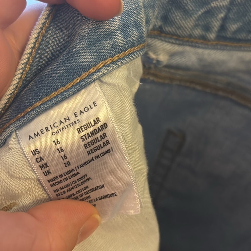 American Eagle 16R Distressed Mom Jean - Picture 4 of 5